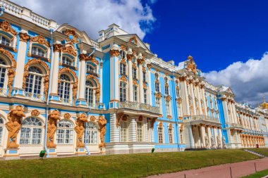 Catherine Palace, Rusya 'nın Saint Petersburg eyaletinin 30 km güneyinde, Tsarskoye Selo (Puşkin) kasabasında yer alan bir Rococo sarayıdır. Rus Çarları 'nın yazlık eviydi.