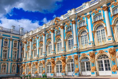 Catherine Palace, Rusya 'nın Saint Petersburg eyaletinin 30 km güneyinde, Tsarskoye Selo (Puşkin) kasabasında yer alan bir Rococo sarayıdır. Rus Çarları 'nın yazlık eviydi.