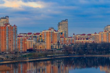 Dinyeper Nehri 'nin Obolon seti manzarası ve Ukrayna' nın Kiev şehrinde İsa 'nın Doğuşu kilisesi.