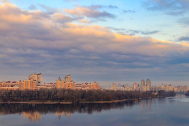 Ukrayna 'nın Kiev kentindeki Dinyeper nehrinin Obolon setinin manzarası