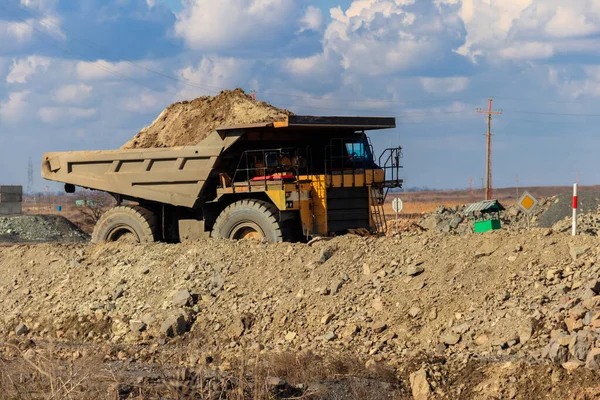 Camión Volquete Minero Amarillo Enorme Que Trabaja Una Cantera Mineral — Foto de Stock