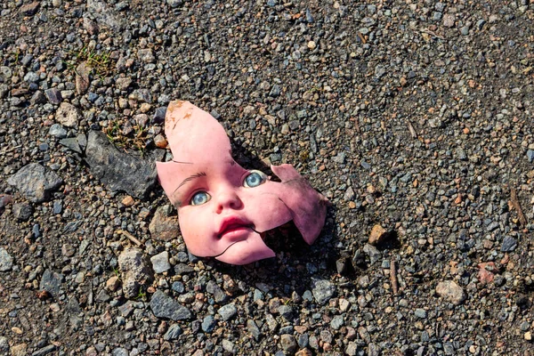 Kırık bebek yüzü yerde