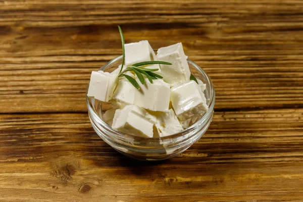 Cubos Queso Feta Con Romero Cuenco Vidrio Sobre Una Mesa —  Fotos de Stock