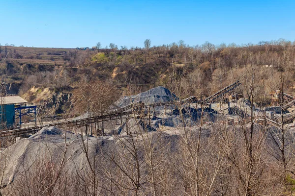 Steinbrechmaschine Zerkleinerungsmaschine Förderung Von Zerkleinertem Granitkies Einem Granitbruch Aufbereitungsanlage Für — Stockfoto