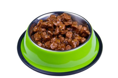 Beyaz arka planda izole edilmiş metal yeşil kasedeki kedi ve köpekler için konserve yiyecekler.