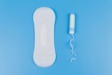 Mavi arka planda hijyenik ped ve tampon. Üst görünüm