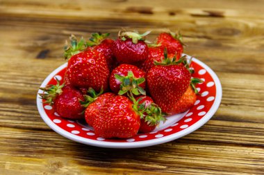 Tahta masadaki tabakta taze çilek