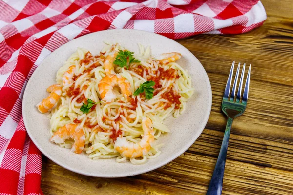 Pâtes Spaghetti Aux Crevettes Sauce Tomate Persil Sur Table Bois — Photo