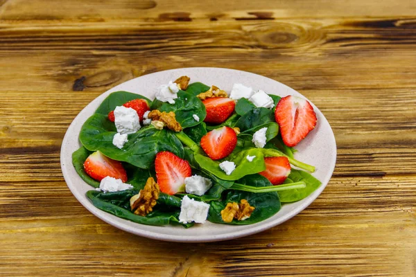 Insalata Fresca Sana Con Fragola Spinaci Noci Formaggio Feta Sul — Foto Stock