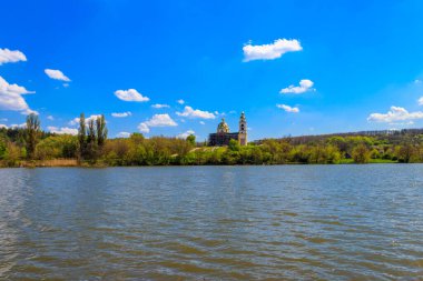 Güzel göl manzarası ve kıyıdaki eski ortodoks kilisesi.