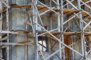 Eski ahşap iskeleli eski binanın yeniden inşası