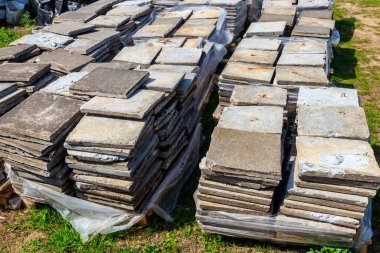 İnşaat alanında kaldırım döşemeleri yığını