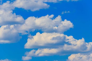 Mavi gökyüzünde beyaz bulutlar