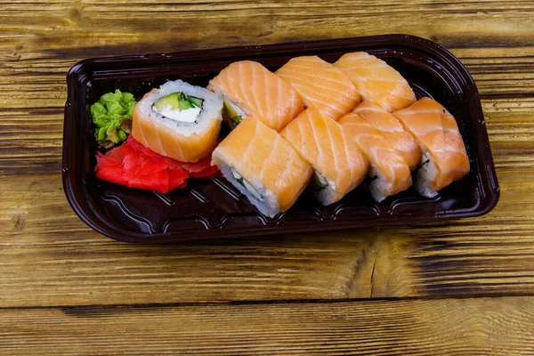 Rollos Sushi Filadelfia Caja Plástico Sobre Mesa Madera Sushi Para — Foto de Stock