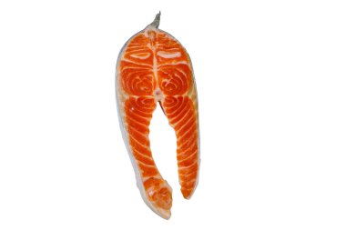 Beyaz arka planda çiğ somon bifteği.