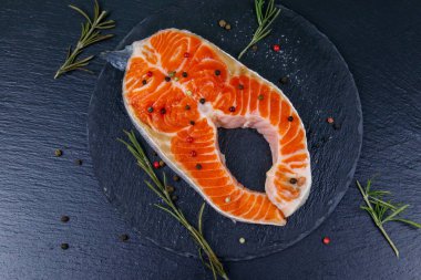 Siyah tahtada baharatlı çiğ somon bifteği. Üst görünüm