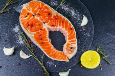 Siyah tahtada baharatlı çiğ somon bifteği. Üst görünüm