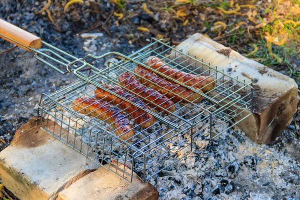 Saucisses Griller Dans Barbecue Portable Sur Feu Camp — Photo