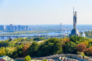 Ukrayna Kiev 'deki Anavatan Anıtı ve Dinyeper Nehri manzarası. Kiev şehir manzarası