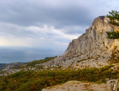 Kırım dağlarının manzarası ve sonbaharda Kırım 'da Karadeniz