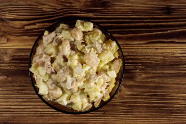 Beyaz fasulyeli salata, patates, tavuk eti, yumurta ve mayonez. Üst görünüm
