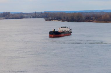 Kargo gemisi Dinyeper nehrinde yol alıyor.