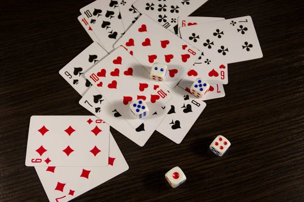 Kártyázni Kockázni Asztalon Játékkoncepció — Stock Fotó