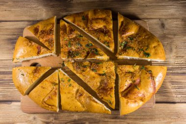 Tahta üzerinde dilimlenmiş pita ekmeği. Üst görünüm