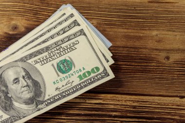 Tahta masadaki 100 dolarlık banknotlar.