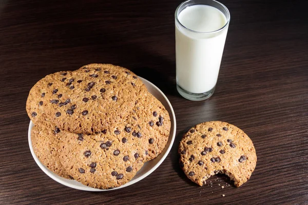Chocolate Chip Cookies Glass Milk Wooden Table — Stock Photo, Image
