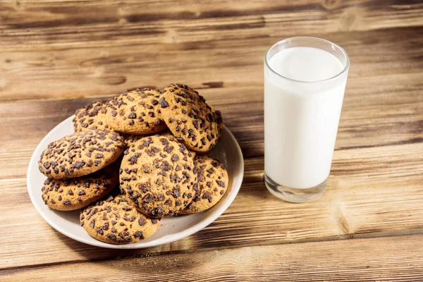 Chocolate Chip Cookies Glass Milk Wooden Table — Stock Photo, Image