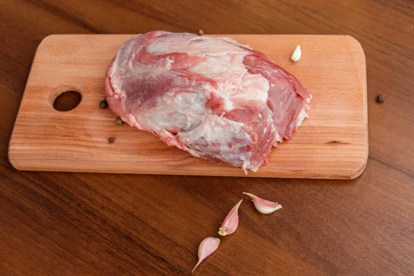 在餐桌上的切菜板上切生肉 — 图库照片