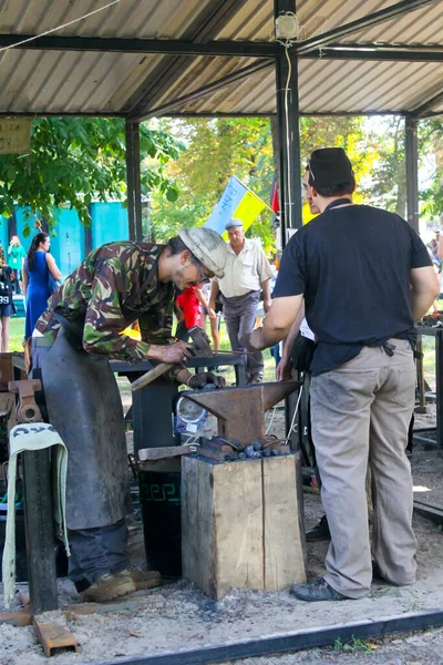 Миргород Україна Серпня 2016 Блексміт Працює Фестивалі Ковалів — стокове фото