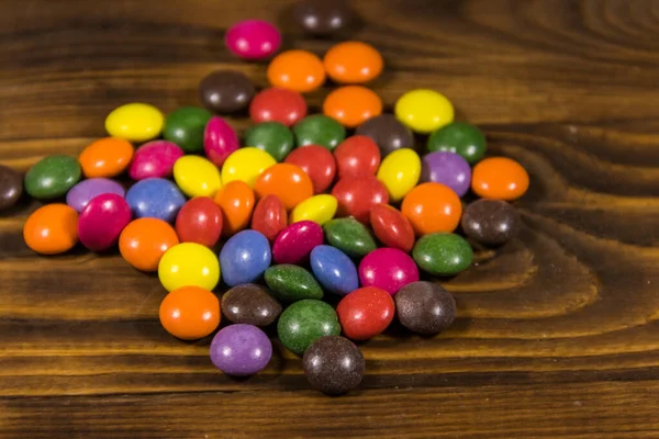 Bonbons Colorés Forme Bouton Remplis Chocolat Sur Une Table Bois — Photo