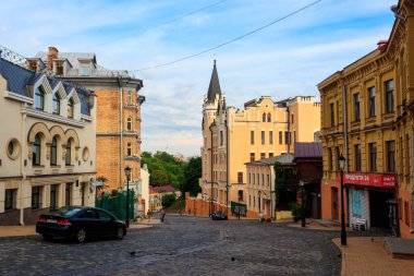 Kiev, Ukrayna - 28 Temmuz 2018: Andriyivsky Descent (tam anlamıyla Andrew 's Descent), Kiev' in Upper Town mahallesiyle Podil 'in tarihi ticari mahallesini birbirine bağlayan tarihi bir atasözü.