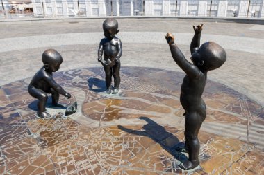 Kiev, Ukrayna - 28 Temmuz 2018: Poshtova Meydanı 'ndaki Kiev' in kurucularının çocuk anıtı. Kiev 'in kurucuları, biçimlendirilmiş bir haritada kağıt gemilerle oynayan küçük çocuklar olarak tasvir ediliyor.