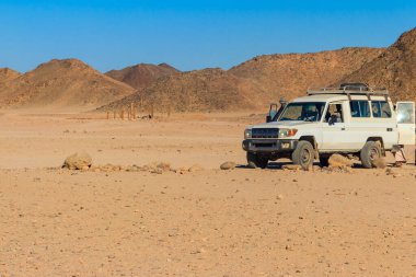 Mısır 'ın Hurghada yakınlarındaki Arap çölündeki Bedevi köyünde arazi aracı.