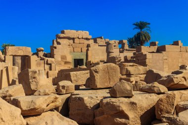 Karnak Tapınağı Kompleksi, yaygın olarak Karnak olarak bilinen, Luxor, Mısır 'daki çürümüş tapınaklar, şapeller, sütunlar ve diğer binaların geniş bir karışımından oluşur.