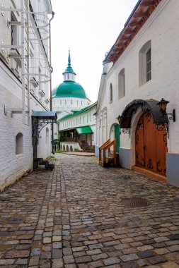 Sergiev Posad, Rusya 'daki St. Sergius Trinity Lavra' da eski dar bir cadde.