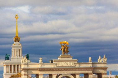 VDNKh (Ulusal Ekonomi Başarı Sergisi). VDNKh kemeri ve Moskova, Rusya 'daki Merkez VDNKh Pavilion binası. Sovyet döneminin Moskova şehir mimarisi
