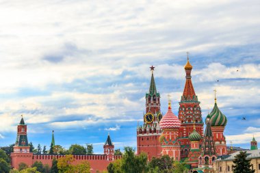 St. Manzarası Rusya, Moskova 'daki Kızıl Meydan' da Basil Katedrali ve Kremlin 'in Spasskaya Kulesi
