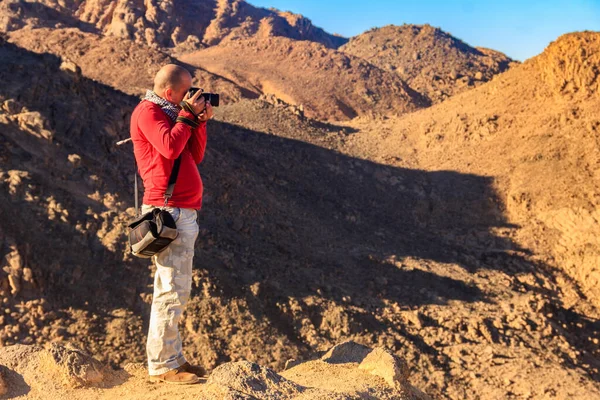 Junger Mann Beim Fotografieren Der Berge Roten Meer Der Arabischen — Stockfoto