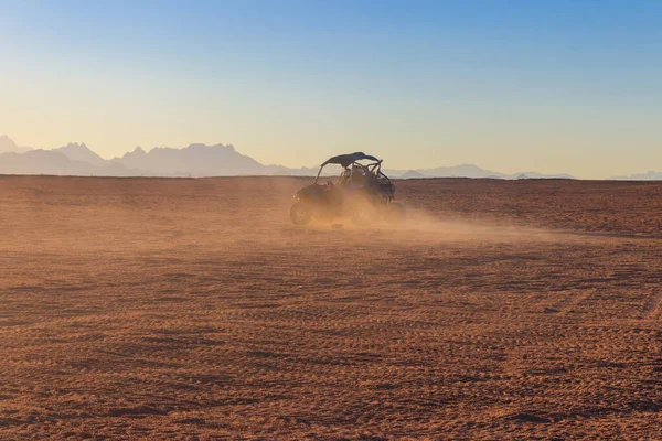 Safari Reis Door Egyptische Woestijn Rijden Buggy Auto — Stockfoto