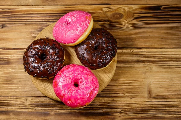 Rosado Saboroso Donuts Chocolate Uma Mesa Madeira Vista Superior — Fotografia de Stock