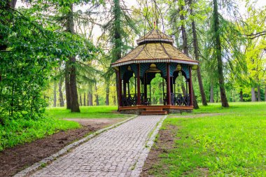 Uman, Ukrayna 'daki Sofiyivka parkında Çin çardağı