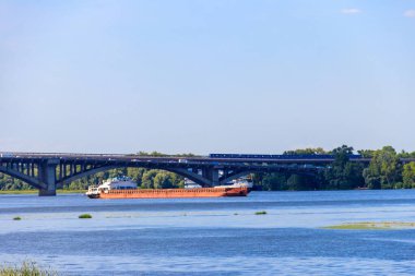 Ukrayna, Kiev 'deki Dinyeper Nehri' nde ağır uzun bir mavna.