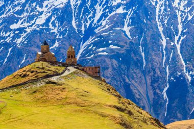 Gergeti Trinity Kilisesi (Tsminda Sameba), Gürcistan 'ın Kafkasya dağlarındaki Gergeti köyü yakınlarındaki Kutsal Üçleme Kilisesi.