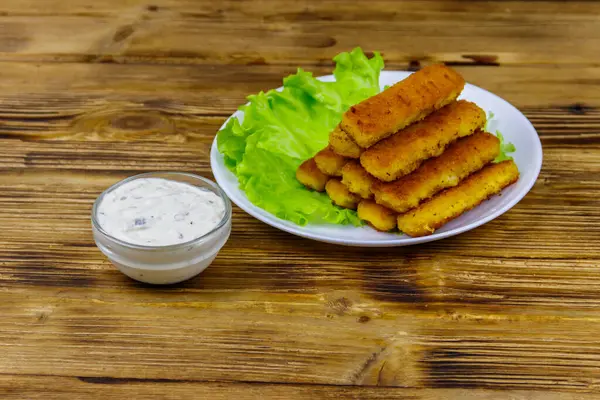 Dedos Pescado Frito Plato Con Lechuga Salsa Tártara Sobre Mesa —  Fotos de Stock