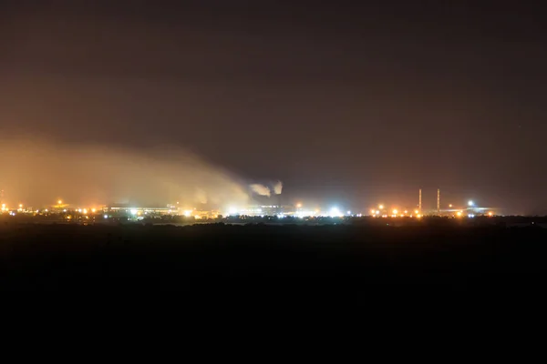 Widok Nocy Przemysłowej Dzielnicy Miasta Rury Dymne Fabryki — Zdjęcie stockowe