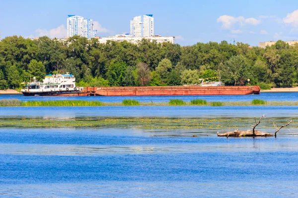 Tung Lång Pråm Seglar Floden Dnepr Kiev Ukraina — Stockfoto